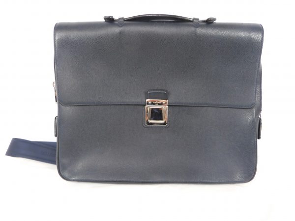 Louis Vuitton Vassili PM Taiga Leather Bag in Blue. - Image 3
