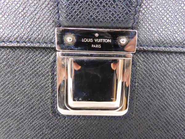 Louis Vuitton Vassili PM Taiga Leather Bag in Blue. - Image 4