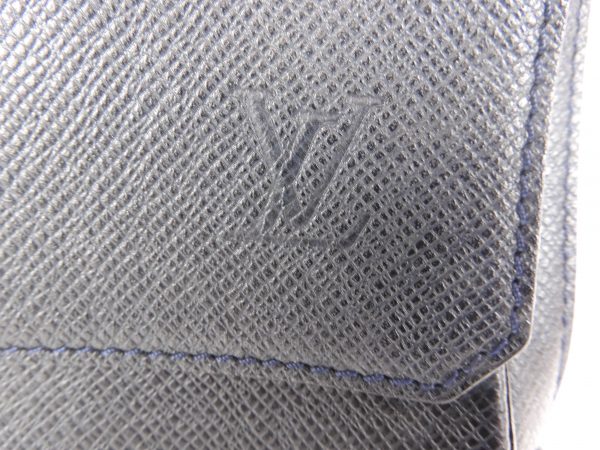 Louis Vuitton Vassili PM Taiga Leather Bag in Blue. - Image 5