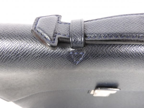Louis Vuitton Vassili PM Taiga Leather Bag in Blue. - Image 6