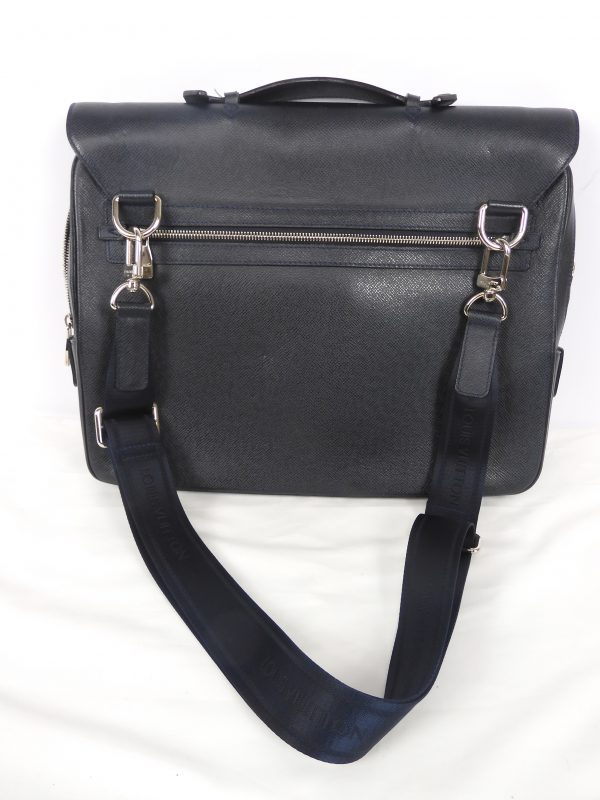 Louis Vuitton Vassili PM Taiga Leather Bag in Blue. - Image 7