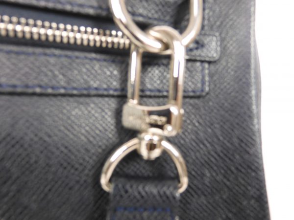 Louis Vuitton Vassili PM Taiga Leather Bag in Blue. - Image 8