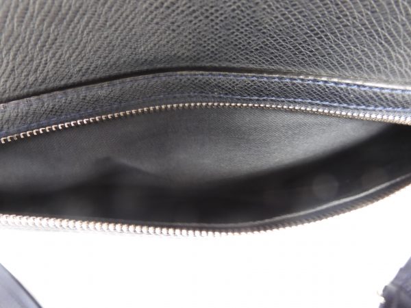 Louis Vuitton Vassili PM Taiga Leather Bag in Blue. - Image 9