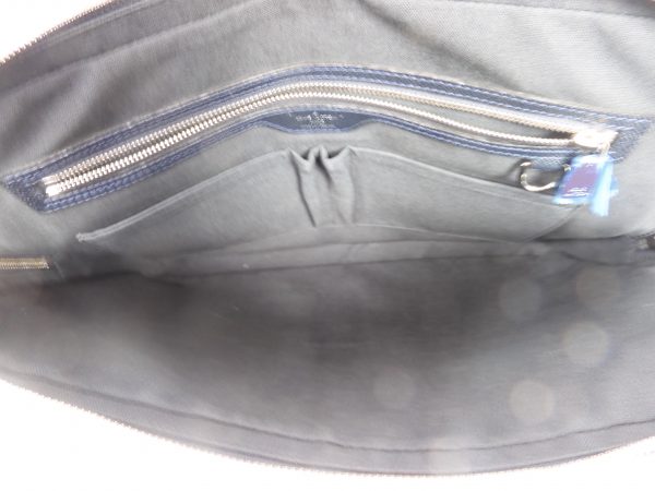 Louis Vuitton Vassili PM Taiga Leather Bag in Blue. - Image 10
