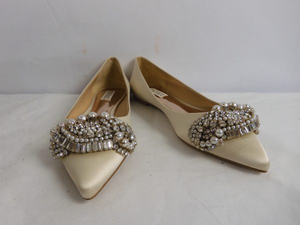 Badgely Mischka Octavia Ivory Satin Flats, Size 9 (7).
