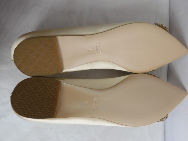 Badgely Mischka Octavia Ivory Satin Flats, Size 9 (7). - Image 5